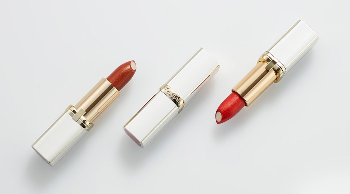Drei Age Perfect Lippenstifte, zwei geöffnet, einer geschlossen